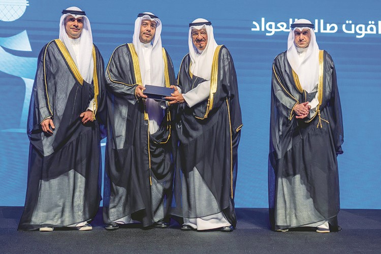 سمو الشيخ أحمد عبدالله الأحمد يكرم بحضور د.طارق الجلاهمة وبشار عبدالله