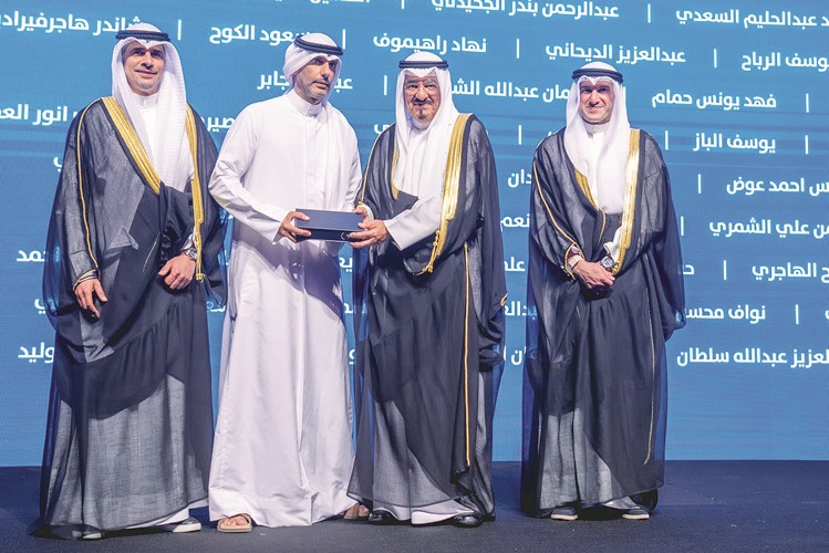 سمو الشيخ أحمد العبدالله يكرم رئيس نادي الكويت خالد الغانم بحضور د.طارق الجلاهمة وبشار عبدالله