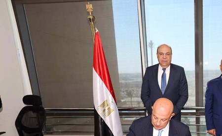 وزيرا النقل والطيران المدني يشهدان توقيع بروتوكول لرفع كفاءة الممرات الرئيسية والطرق الداخلية بالمطارات