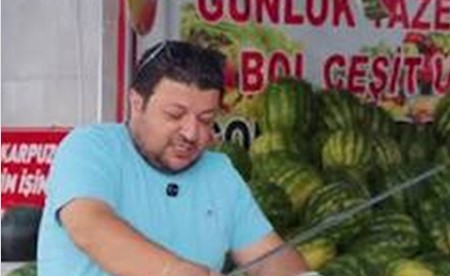 بائع تركي يتعهد بتوزيع نصف طن من البطيخ إذا انضم محمد صلاح إلى بشيكتاش
