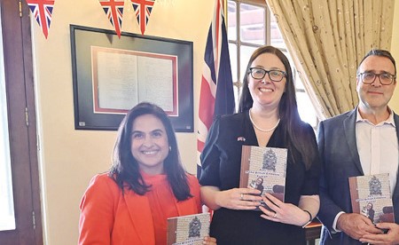 سامرز: كتاب Pets of the British Embassy يقدم جانباً مختلفاً من الحياة داخل السفارة البريطانية