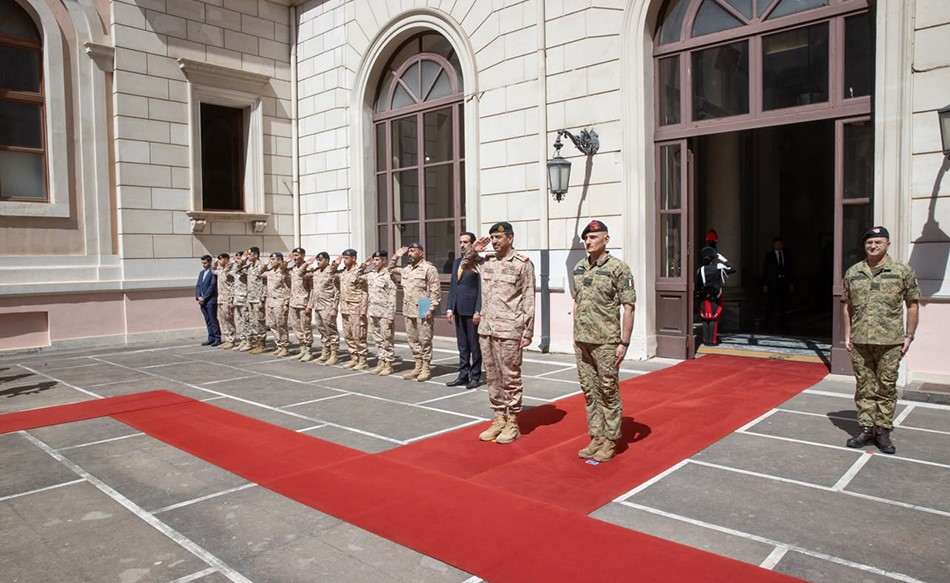 رئيس الأركان بحث مع نظيره الايطالي التعاون العسكري وتعزيز الشراكة الدفاعية الإسترايجية