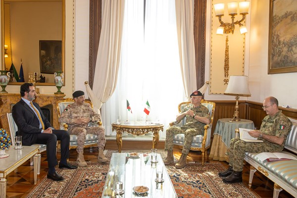 رئيس الأركان بحث مع نظيره الايطالي التعاون العسكري وتعزيز الشراكة الدفاعية الإسترايجية