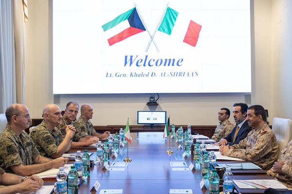 رئيس الأركان بحث مع نظيره الايطالي التعاون العسكري وتعزيز الشراكة الدفاعية الإسترايجية