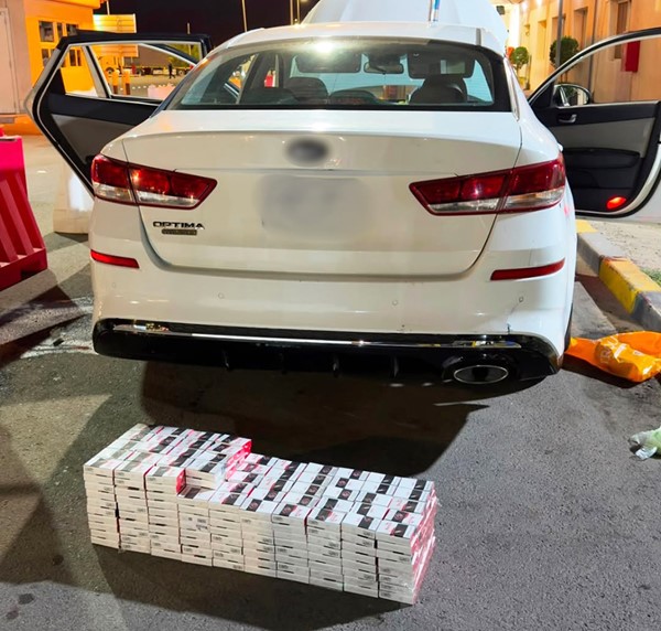 بالفيديو.. ​جمارك الكويت تحبط محاولة تهريب 43 كرزاً و8 باكيتات سجائر عبر منفذ النويصيب وتضبط مركبة معدة للتهريب