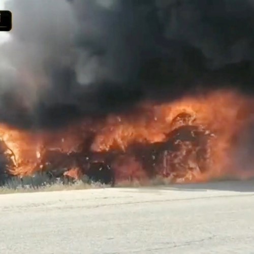 صورة متداولة للنيران المشتعلة بإحدى الحافلتين نتيجة الحادث المروري على طريق دمشق - دير الزور