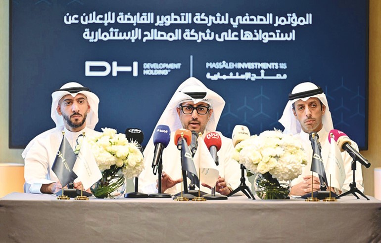 طلال العجمي ومحمد الجوعان وعثمان العوضي خلال المؤتمر الصحافي