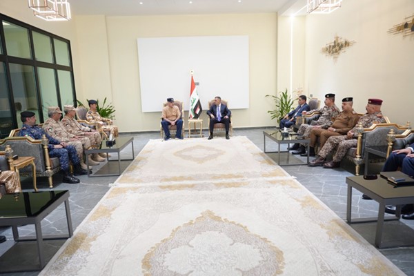 النائب الأول لرئيس مجلس الوزراء ووزير الداخلية الشيخ فهد اليوسف خلال اللقاء مع محافظ البصرة في جمهورية العراق أسعد العيداني