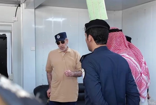 النائب الأول لرئيس مجلس الوزراء ووزير الداخلية الشيخ فهد اليوسف خلال الاطلاع على حجم الأضرار في المنفذ