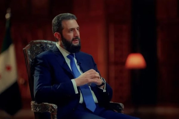   الرئيس السوري أحمد الشرع متحدثاً إلى قناة الجزيرة 