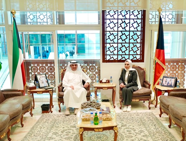 وزيرة الشؤون الاجتماعية وشؤون الأسرة والطفولة د.أمثال الحويلة خلال اللقاء مع مدير عام الهيئة العامة للتعليم التطبيقي والتدريب د.حسن الفجام