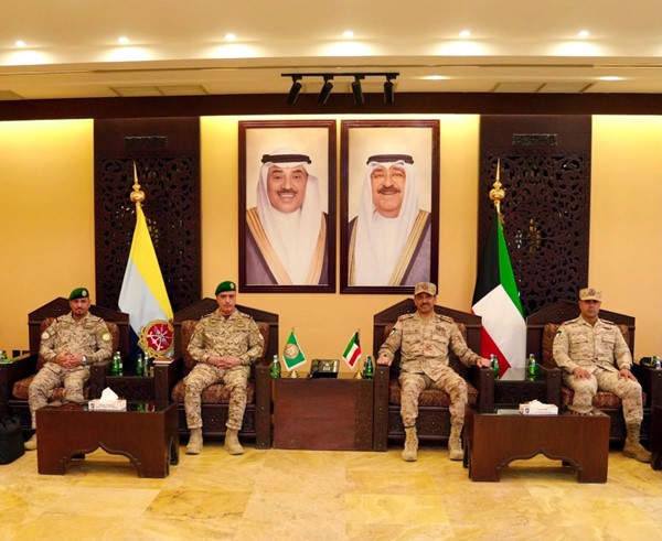  رئيس الأركان العامة للجيش الفريق الركن خالد الشريعان خلال استقباله قائد القيادة العسكرية الموحدة لمجلس التعاون لدول الخليج العربية اللواء الركن عبدالعزيز البلوي وقائد قوات درع الجزيرة اللواء الركن محمد الرويس بحضور نائب رئيس الأركان العامة للجيش اللواء الركن طيار الشيخ صباح الجابر