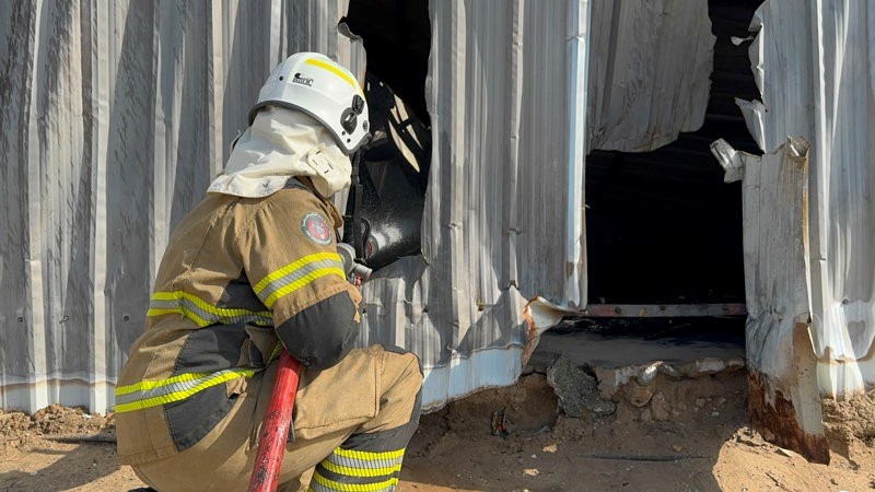 6 فرق إطفاء تُسيطر على حريق مخزن في منطقة الصليبية الزراعية