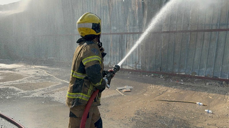 6 فرق إطفاء تُسيطر على حريق مخزن في منطقة الصليبية الزراعية