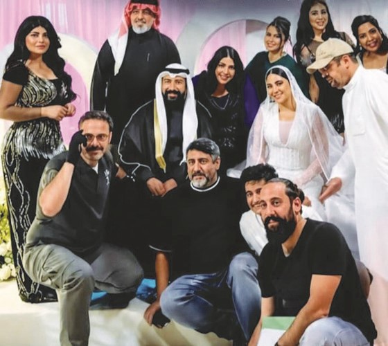 فؤاد علي وروان مهدي مع عدد من فريق عمل كارما