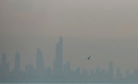 رياح نشطة مثيرة للغبار مع انخفاض للرؤية اليوم