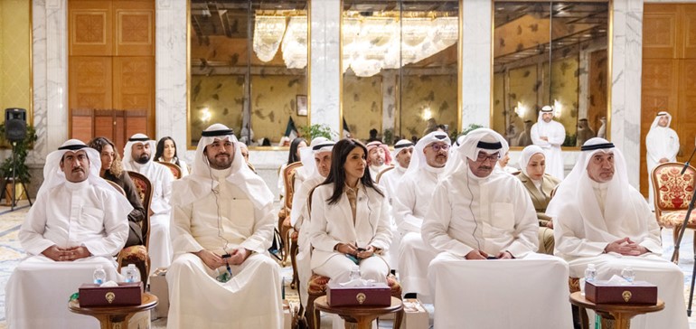 النائب الأول لرئيس مجلس الوزراء ووزير الداخلية الشيخ فهد اليوسف ووزير الدفاع الشيخ عبدالله العلي ووزيرة الأشغال العامة د.نورة المشعان ورئيس ديوان رئيس مجلس الوزراء بالإنابة الشيخ خالد محمد الخالد ووكيل وزارة الأشغال العامة بالتكليف عيد الرشيدي