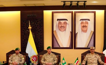 رئيس الأركان بحث تعزيز التعاون العسكري بين القوات المسلحة بدول الخليج