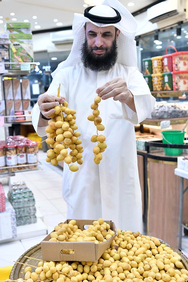 هامات أشجار النخيل في البلاد تجود في موسمها المثمر بأفضل أنواع الرطب والخلال