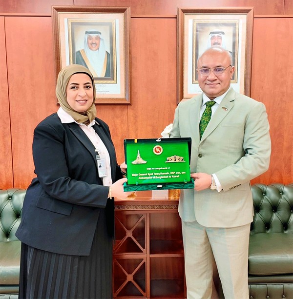 المديرة العامة للهيئة العامة للقوى العاملة المهندسة رباب العصيمي مع سفير جمهورية بنغلاديش سيد طارق حسين 