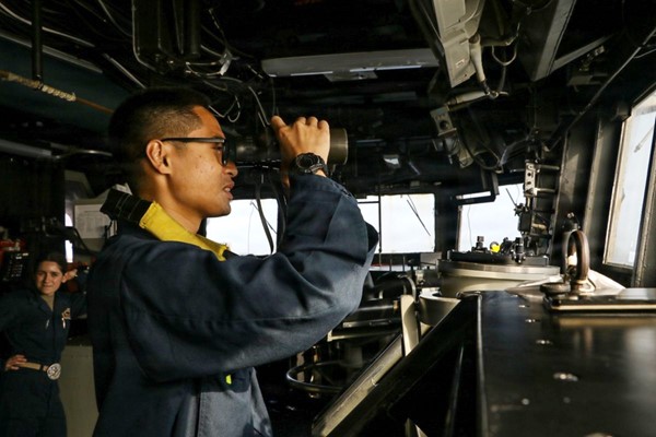 بحار أميركي خلال عملية مراقبة على متن المدمرة الأميركية فرانك إي. بيترسن جونيور (DDG 121) أثناء دورية في بحر العرب (سنتكوم)