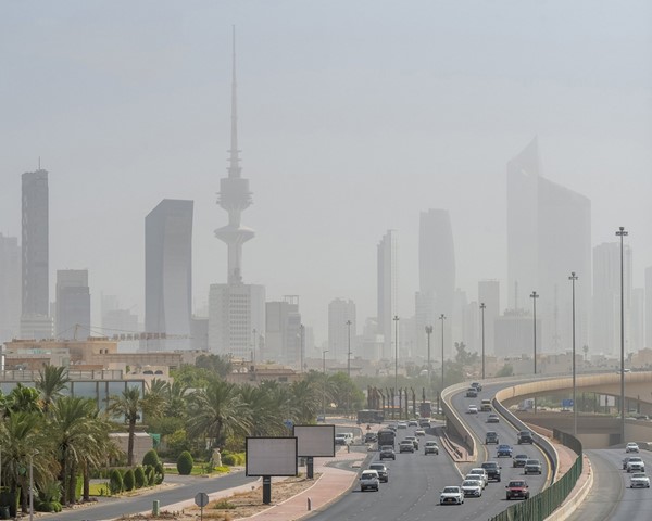 «الأرصاد»: ترسّب تدريجي للغبار وتحسّن في الرؤية الأفقية بدءاً من الليلة