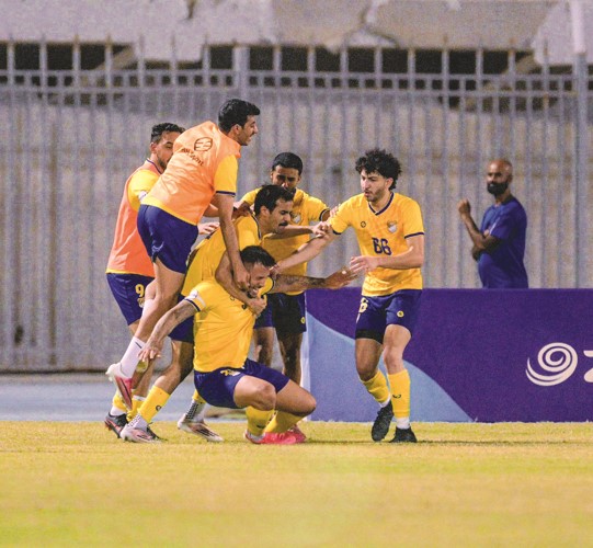 فرحة لاعبي أبناء أبوحليفة بالانفراد بصدارة الأولى 	(المركز الإعلامي للساحل)