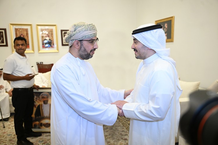 مساعد وزير الخارجية لشؤون المراسم عبدالمحسن الزيد مع السفير العماني د.صالح الخروصي