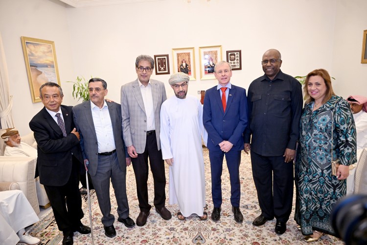السفير العماني د.صالح الخروصي متوسطا سفير بلجيكا كريستيان دومز والسفير الليبي سليمان الساحلي والسفير اليمني علي منصور بن سفاع والسفير السوداني عوض الكريم الريح بلة وسفير المكسيك إدوارد باتريسيو بنيا هالر