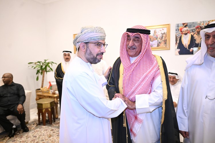 الشيخ محمد اليوسف مصافحا السفير العماني