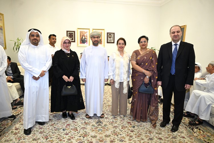 السفير العماني متوسطا د.أميرة الحسن والسفيرة التركية طوبى سونمز والسفيرة الهندية باراميتا تريباثي وسفير جورجيا نوشيرفان لومتاتيدزه