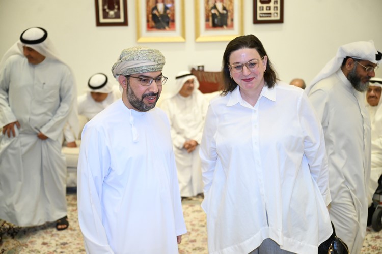 السفيرة الكندية تارا شورواتر والسفير د.صالح الخروصي