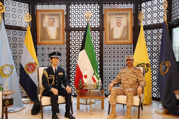 رئيس الأركان الفريق الركن خالد الشريعان مع الملحق العسكري الياباني العقيد ريو تاتسواكوا