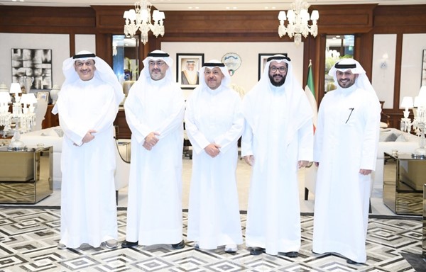وكيل وزارة الصحة الشيخ د.سلمان خليفة الصباح مع محافظ الفروانية الشيخ عذبي الناصر ومحافظ العاصمة الشيخ عبدالله السالم ومحافظ مبارك الكبير ومحافظ حولي بالتكليف الشيخ صباح بدر السالم ومحافظ الجهراء حمد الحبشي