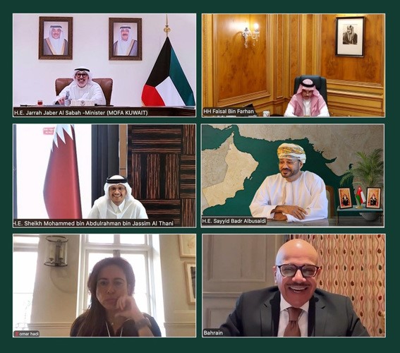 وزير الخارجية الشيخ جراح الجابر والشيخ محمد بن عبدالرحمن بن جاسم آل ثاني رئيس مجلس الوزراء وزير الخارجية القطري وصاحب السمو الأمير فيصل بن فرحان وزير الخارجية السعودي ووزير الخارجية البحريني عبد اللطيف الزياني ووزير الخارجية العماني بدر البوسعيدي ووزيرة الدولة في وزارة الخارجية الإماراتية لانا نسيبة