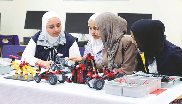 الطالبات خلال أنشطة الروبوت التعليمي