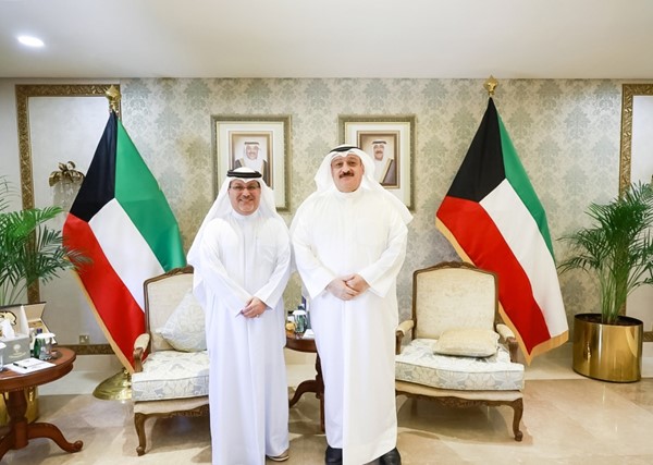وزير الصحة د.أحمد العوضي خلال استقباله سفير البحرين السفير صلاح المالكي