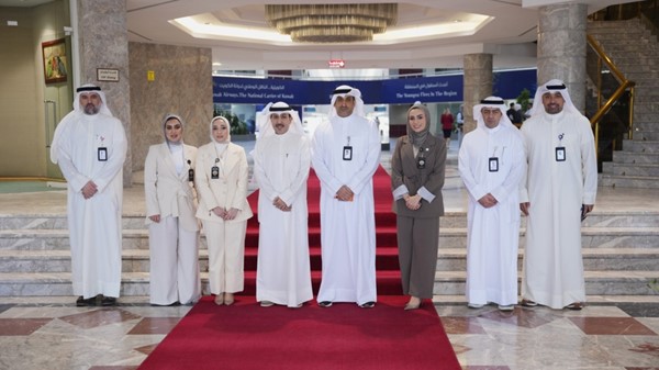 رئيس مجلس إدارة شركة الخطوط الجوية الكويتية الكابتن عبدالمحسن الفقعان والوكيل المساعد لقطاع خدمة العملاء في وزارة الكهرباء والطاقة المتجددة م.فلاح المطيري والرئيس التنفيذي بالتكليف الكابتن عبدالوهاب الشطي في صورة جماعية مع عدد من مسؤولي الوزارة والقيادات وموظفي «الكويتية»
