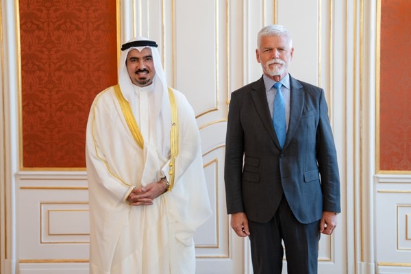  رئيس التشيك بيتر بافل مستقبلا السفير طلال الشطي