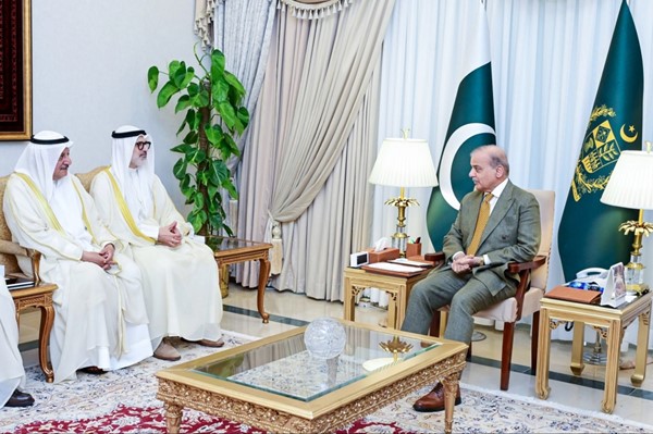   رئيس وزراء جمهورية باكستان الإسلامية محمد شهباز شريف خلال اللقاء مع وزير الخارجية الشيخ جراح الجابر 
