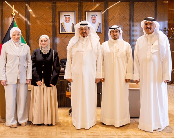 رئيس الوزراء للطالبات الأوائل في الثانوية: أنتن الثروة الحقيقية لبناء الوطن وازدهاره