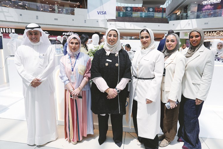 مدير عام الهيئة العامة للقوى العاملة م. رباب العصيمي ومدير إدارة العلاقات العامة والإعلام والمتحدث الرسمي بالهيئة العامة للقوى العاملة محمد المزيني مع عدد من موظفات الهيئة