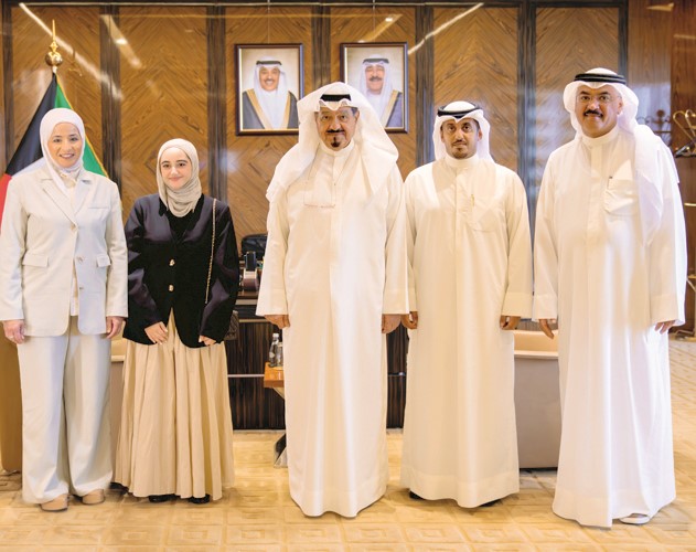 رئيس مجلس الوزراء سمو الشيخ أحمد العبدالله خلال تكريم الطالبة غالية ناصر العازمي بحضور وزير التربية م.سيد جلال الطبطبائي ومديرة إدارة العلاقات العامة والإعلام التربوي أروى العيار