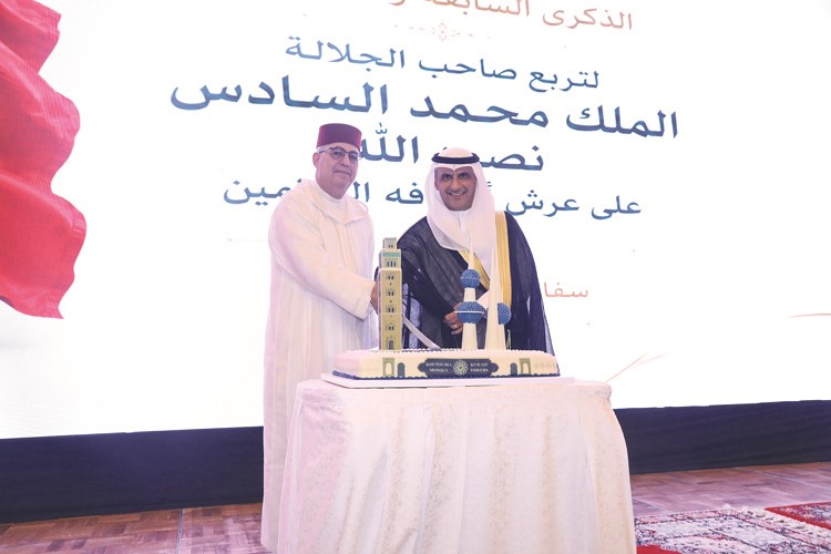 وزير الدولة للشؤون الاقتصادية والاستثمار عبدالعزيز المرزوق يشارك السفير المغربي علي ابن عيسى قطع كعكة الاحتفال