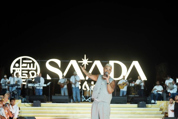 الجمهور فوجئ بحضوره.. أحمد سعد يُحدث «ضجة» بحفل «سعادة ساحل»