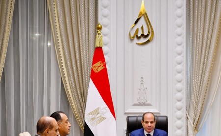 السيسي: ضرورة الاهتمام بالمشروعات اللوجيستية والنقل لتعزيز التكامل التجاري والاقتصادي عربياً وأفريقياً