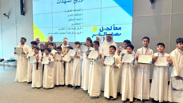 تكريم عدد من الطلبة المشاركين في البرنامج الصيفي