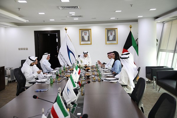  رئيس مجلس إدارة الشركة الكويتية لخدمات الطيران كاسكو د.عبدالعزيز الشبيب والمدير العام لجمعية الهلال الأحمر فواز المزروعي خلال الاجتماع
