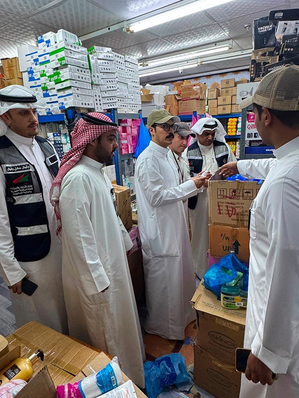  مدير إدارة الرقابة التجارية في وزارة التجارة والصناعة، فيصل الأنصاري خلال الحملة التفتيشية