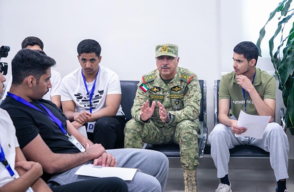وكيل الحرس الوطني الفريق الركن حمد البرجس متحدثا مع عدد من المتقدمين لدورة الطلبة الضباط حملة شهادة الثانوية العامة